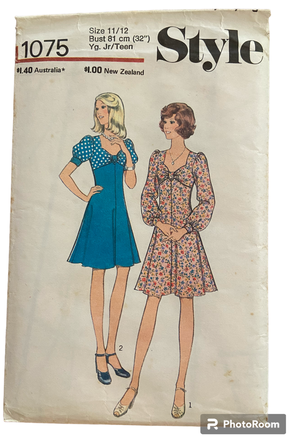 Style 1075 vintage 1970s young/junior teen dress sewing pattern. Bust 32 inches