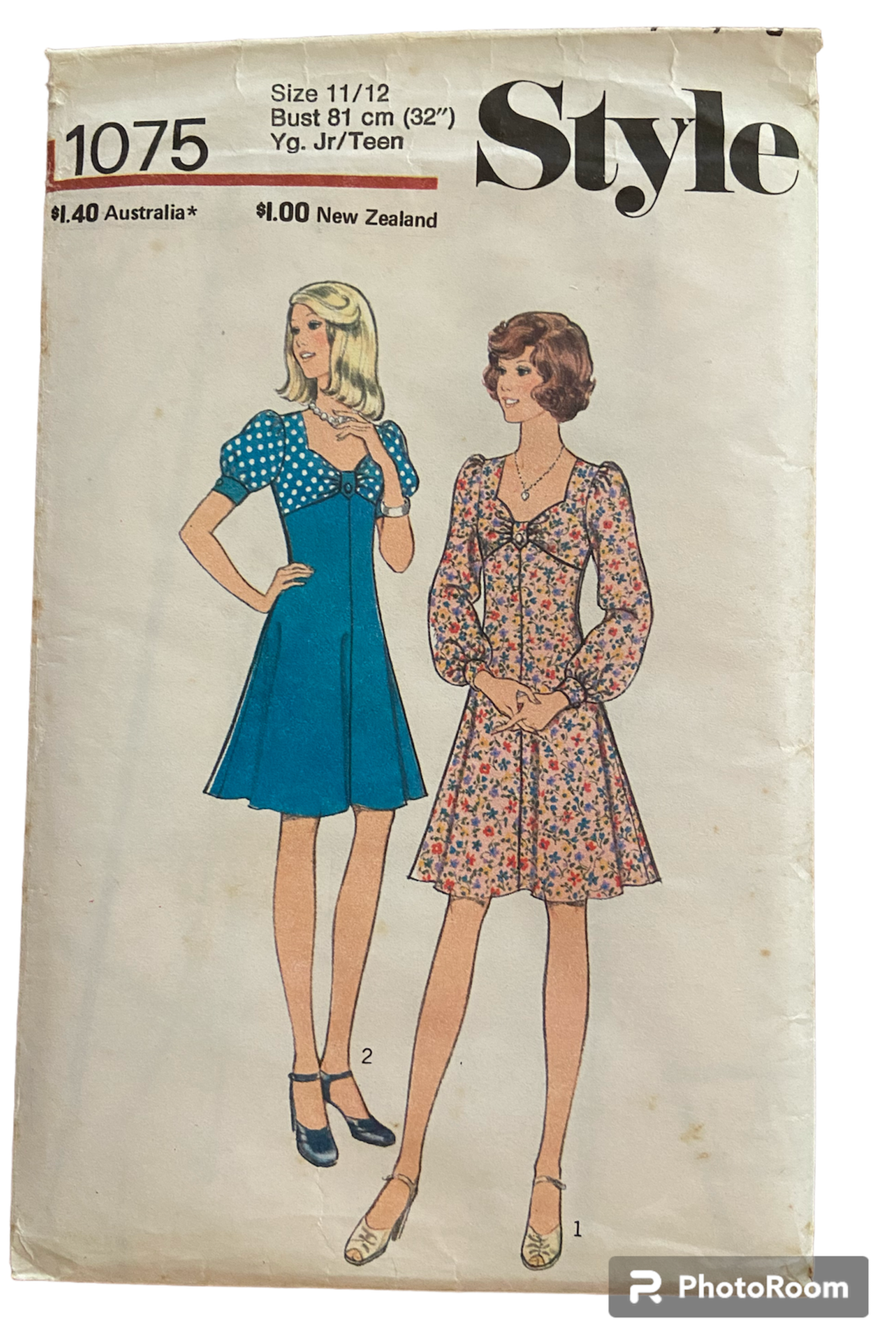 Style 1075 vintage 1970s young/junior teen dress sewing pattern. Bust 32 inches