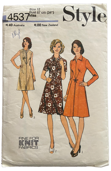 Style 4537 vintage 1970s dress pattern. Bust 34 inches