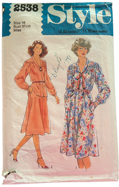 Style 2538 vintage 1970s dress or top and skirt pattern. Bust 38
