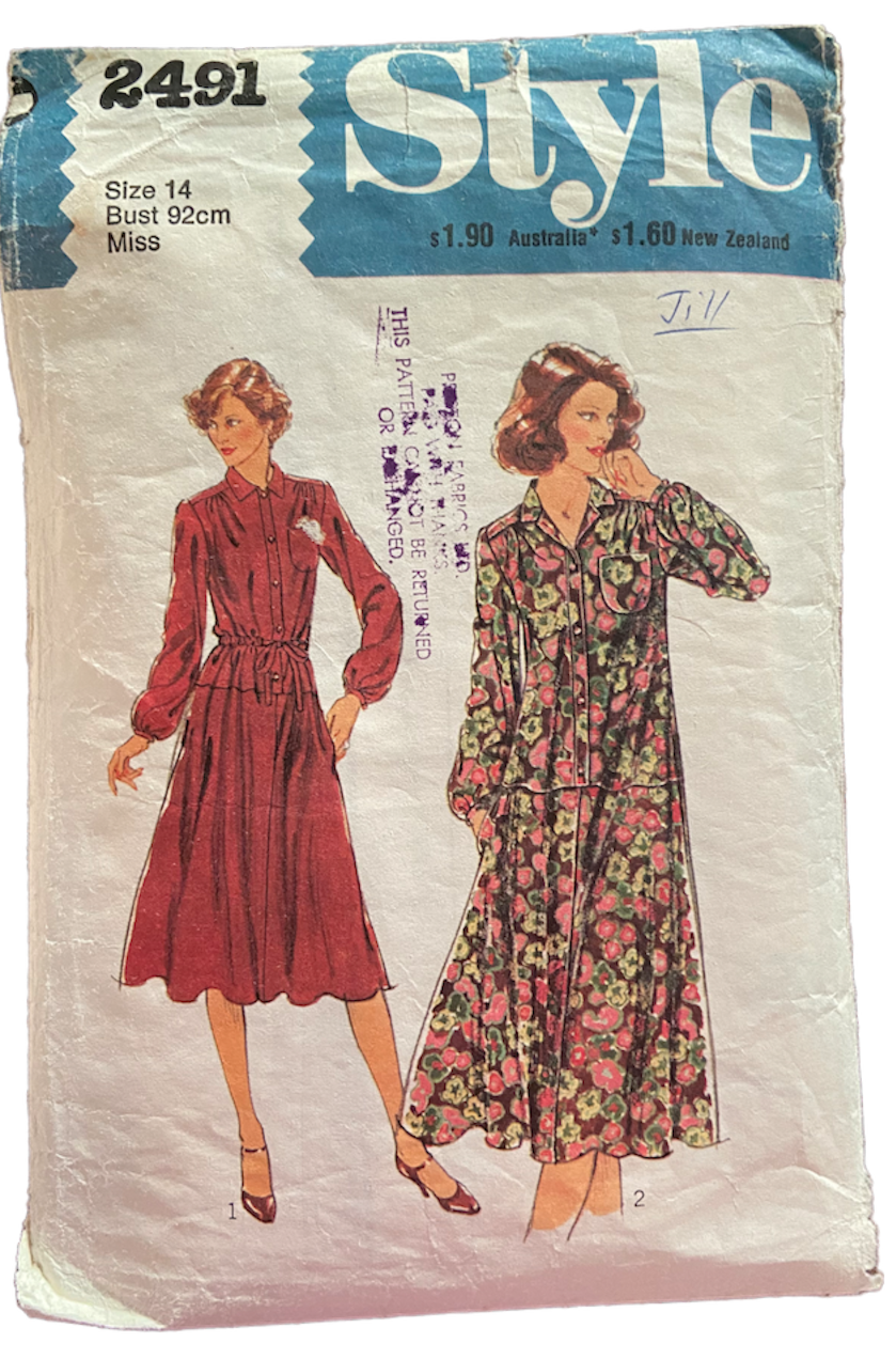 Style 2491 vintage 1970s dress pattern. Bust 36 inches