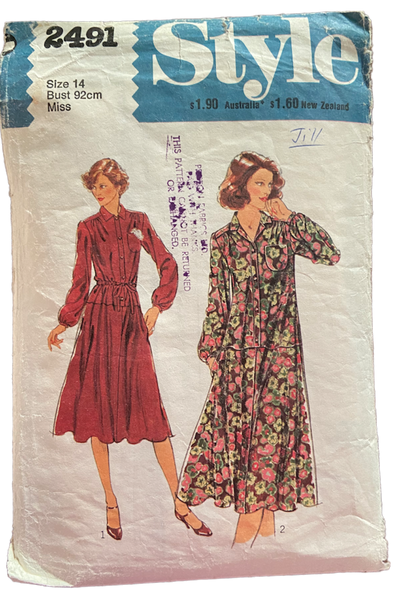 Style 2491 vintage 1970s dress pattern. Bust 36 inches