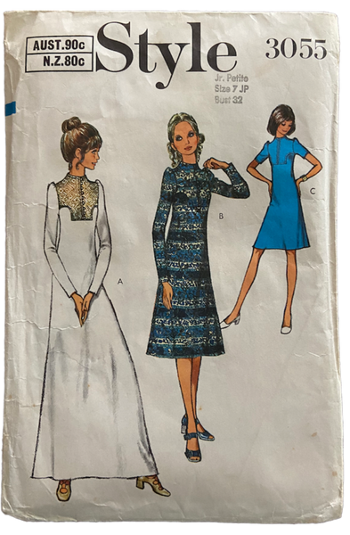 Style 3055 vintage 1970s dress pattern. Bust 32 inches